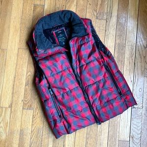 Gap red and black plaid puffy vest in XS